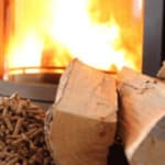 del fuoco arde in una stufa a pellet