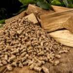ciocchi di legna e pellet